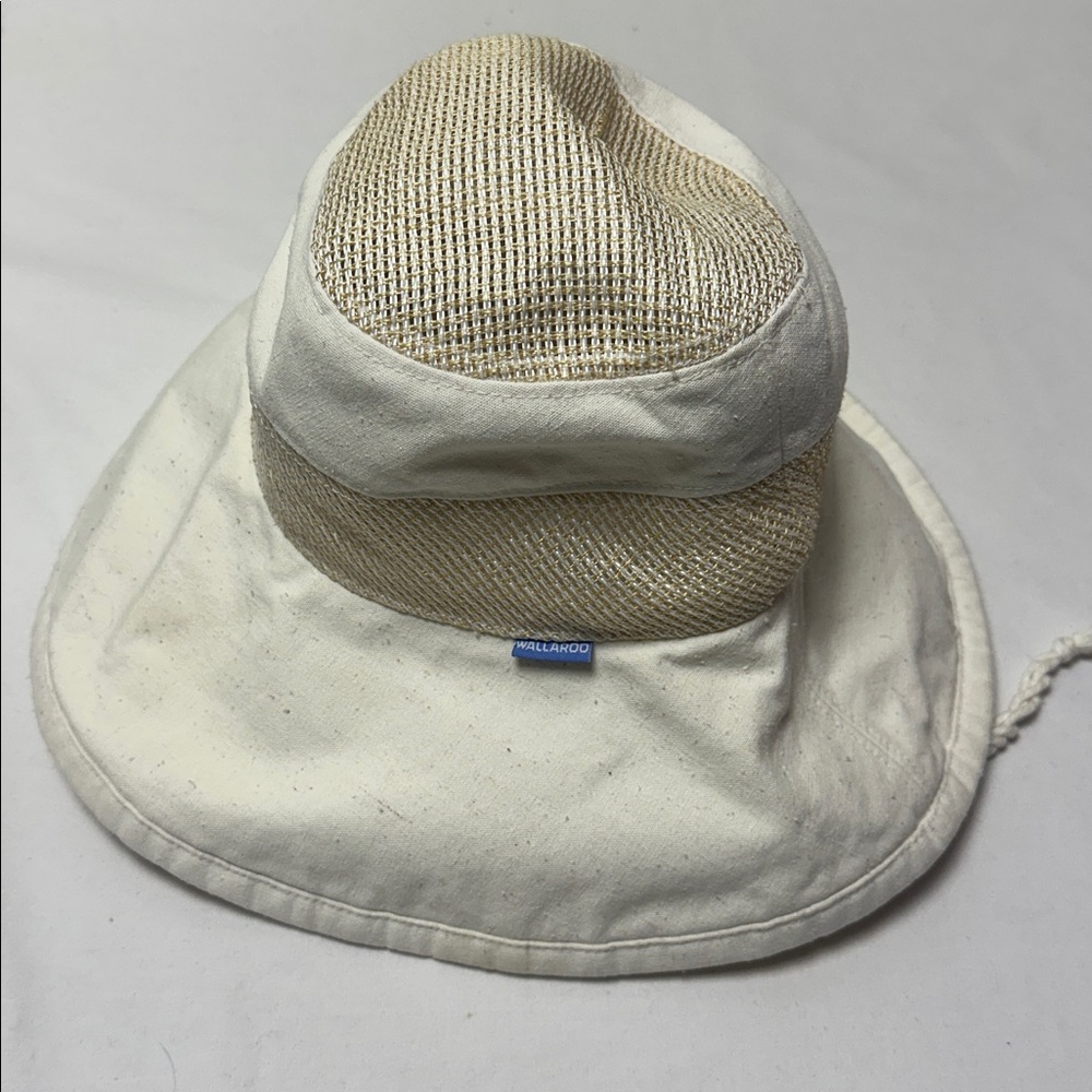 Stylish Cream and White Women's Wallaroo Hat